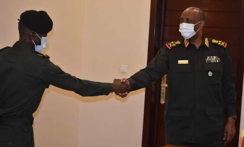 البرهان يتسلم رسالة من الرئيس الأريتري أسياسي أفورقي 1 البرهان يكرم