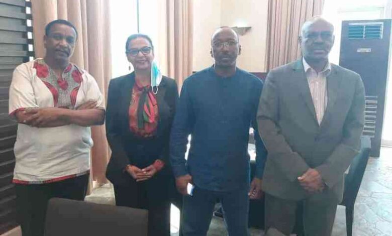 صورة وزيرة المالية المكلفة مع وفد الثورية بقيادة ياسر عرمان تثير تساؤل.. هل إنتهت جائحة كورونا في السودان ؟ 1 تساؤل