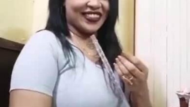 سيدة تتعاطى الشيشة