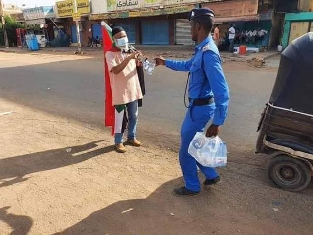 تجمع لجان أحياء الحاج يوسف يشيد بالدور المشرف للشرطة في حماية مواكب مليونية الثلاثين من يونيو 1 شرطة سودانية
