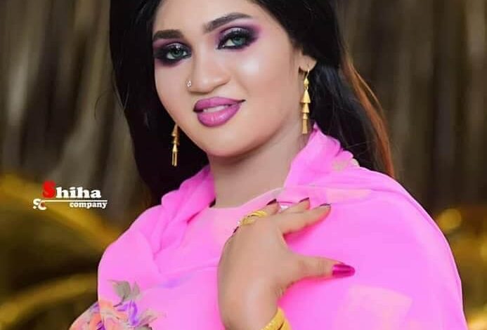 بالفيديو: مطربة سودانية تهاجم عائشة الجبل وتتحدث بلهجة مستفذة .. شاهد ماذا قالت عنها 1 عشة الجبل