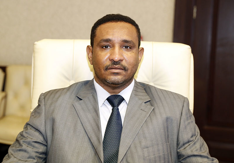 وراق يؤكد اهتمامه بتذليل عقبات عمل شركة سكر النيل الابيض 10 اسماعيل الوراق