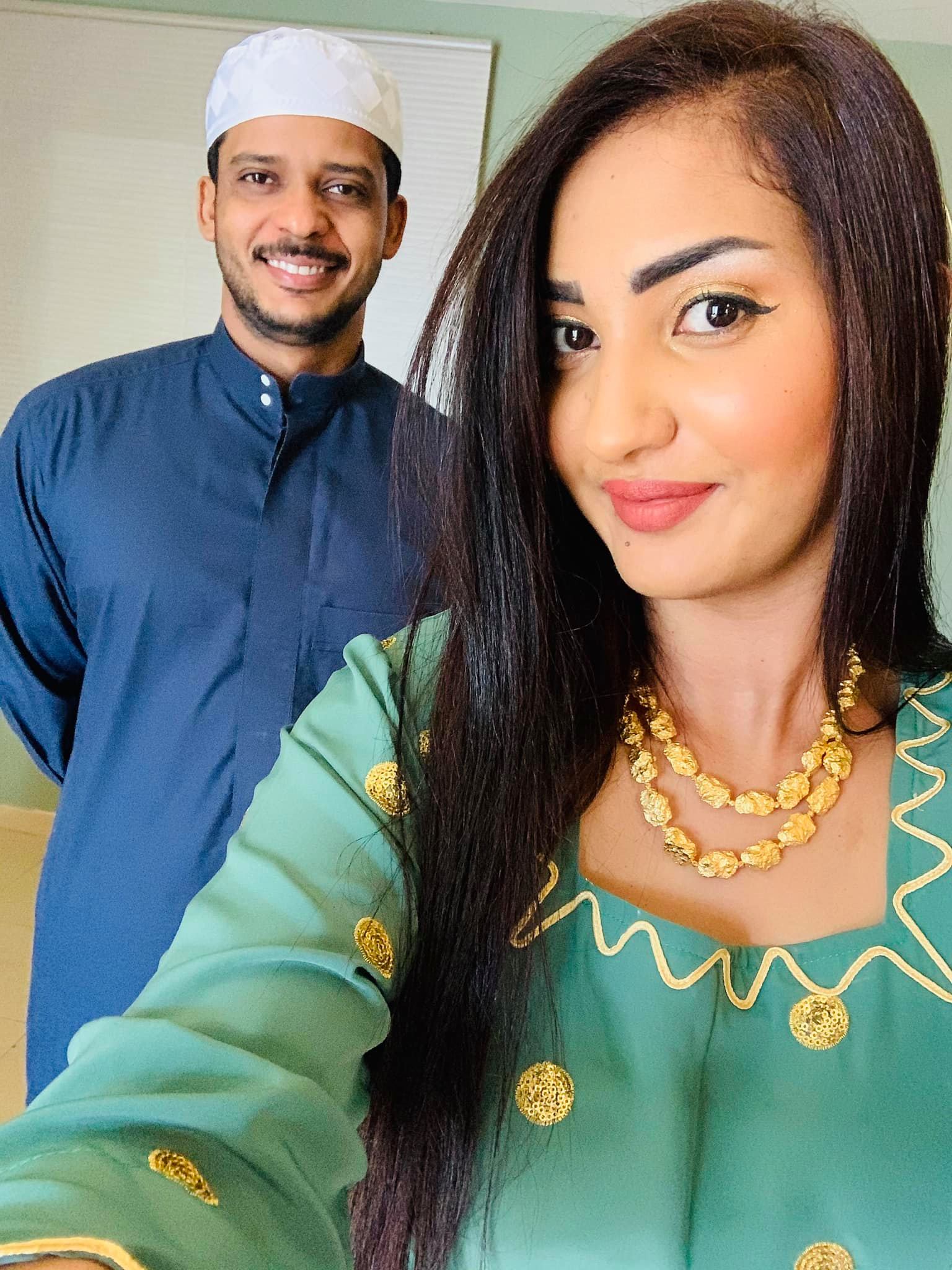 شاهد بالصورة.. بعد الهجوم الإسفيري الشرس الذي تعرض له.. المذيعة تسابيح خاطر تتغزل في زوجها "الميرغني" وتسانده: (واثِق ُ الخطوةِ يمشي ملكاً) 11 تسابيح وزجها3