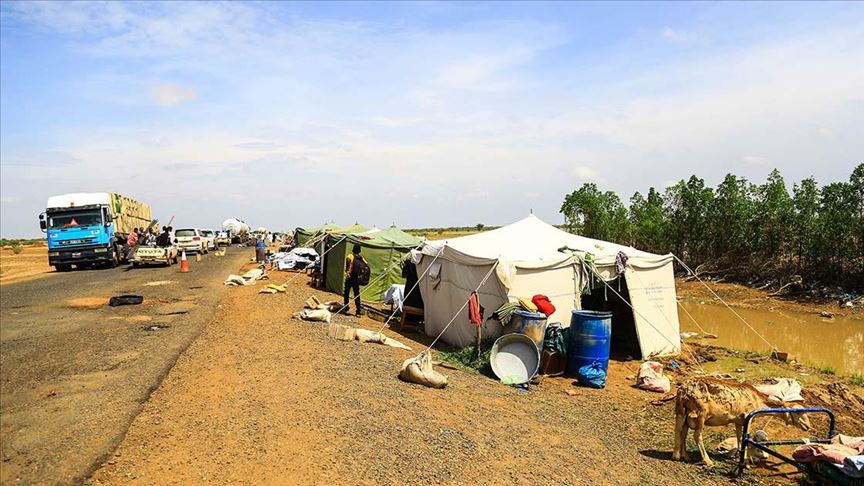 عشرات الأسر السودانية تفترش "الأسفلت" بسبب السيول 10 خيام