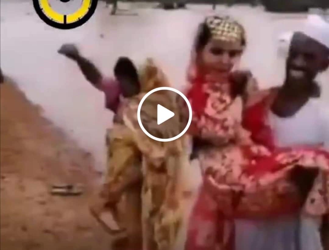 شاهد بالفيديو.. عريس سوداني يخوض في مياه السيول والفيضانات حاملاً عروسته خوفاً عليها من الأذى والطين 10 عريس يحمل عروسته