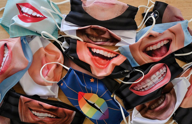 كماكة باسمة