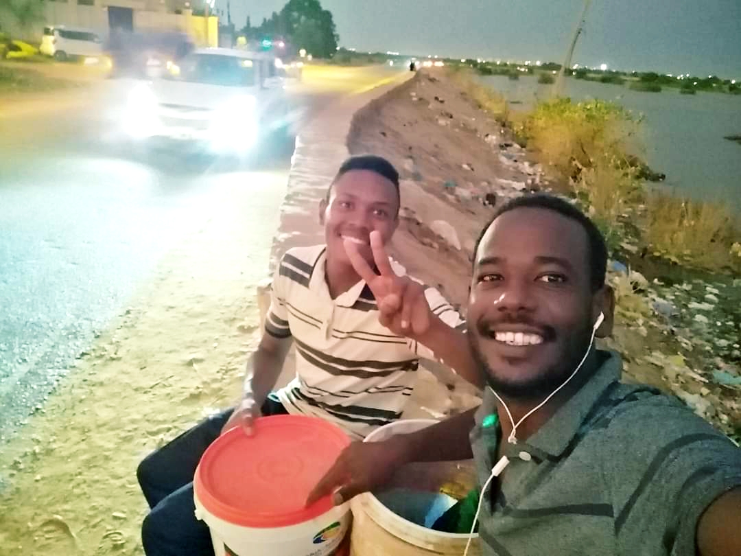 بالصورة .. «طالب طب» ينضم إلى الإعلامي والشاعر «الدوش» في مهنة غسيل العربات 10 ٢٠٢٠٠٨٣١ ٠٠٣١٢٥