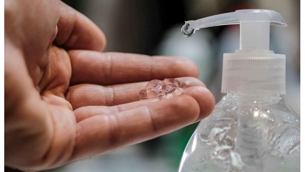 حادث مأساوي لأمريكية حسناء بعد وضع معقم يدين ضد كورونا 1 745