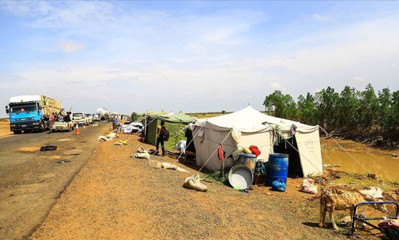 عشرات الأسر السودانية تفترش "الأسفلت" بسبب السيول 1 خيام
