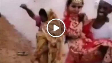 عريس يحمل عروسته