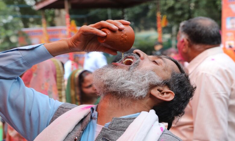 نجم بوليوود يكشف: لهذا السبب أتناول "بول الأبقار" يوميا 1 علاج كورونا ببول الإبل بين الشريعة والعلم 4