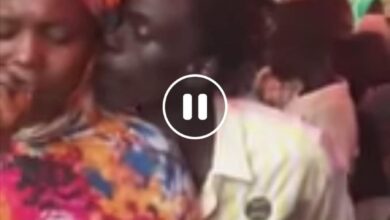 فنانة تتلقى قبلة