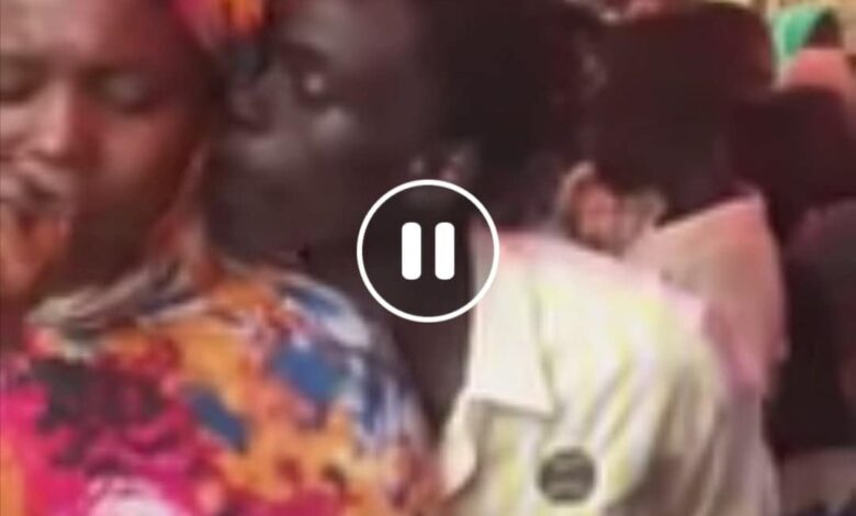 شاهد بالصورة والفيديو.. فنانة سودانية تتلقى (قُبلة) مباغتة من أحد الحضور تجبرها على إيقاف الحفل وتعنيف (مُقبلها) بشدة 1 فنانة تتلقى قبلة