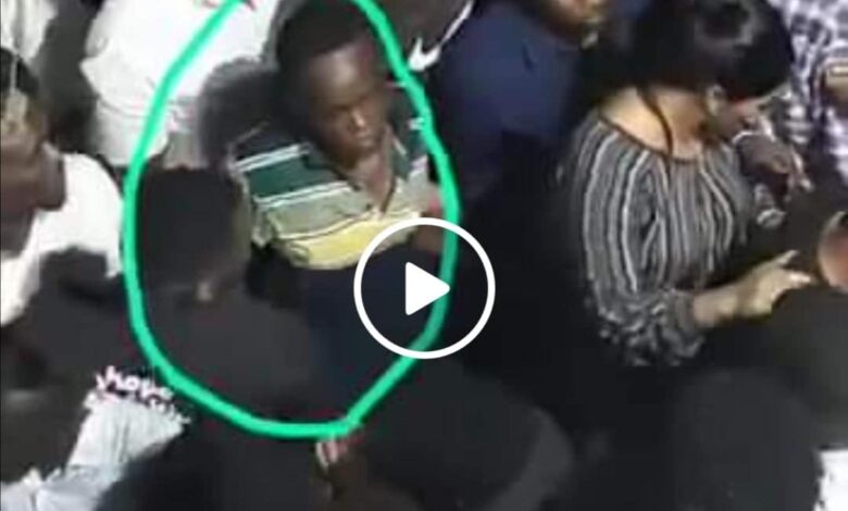 شاهد بالصورة والفيديو.. الفنانة عائشة الجبل تعتدي بالضرب على شاب حاول التحرش بها بعد نهاية الحفل 1 فنانة تعتدي على شاب 1