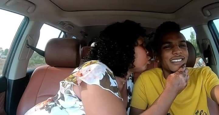 شاهد بالصورة والفيديو.. الناشطة أميرة علي تثير ضجة عنيفة بتقبيلها للبرنس على الملأ واعترافها له (أنا بحبك كتير) وجمهور مواقع التواصل: (يا حليل البشير كان ماسك بلاء) 11 اميرة على