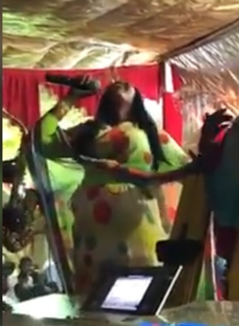 شاهد بالفيديو: رقص مثير وايحاءات خادشة للحياء من فنانة سودانية تشعل غضب رواد التواصل 10 رقاصة