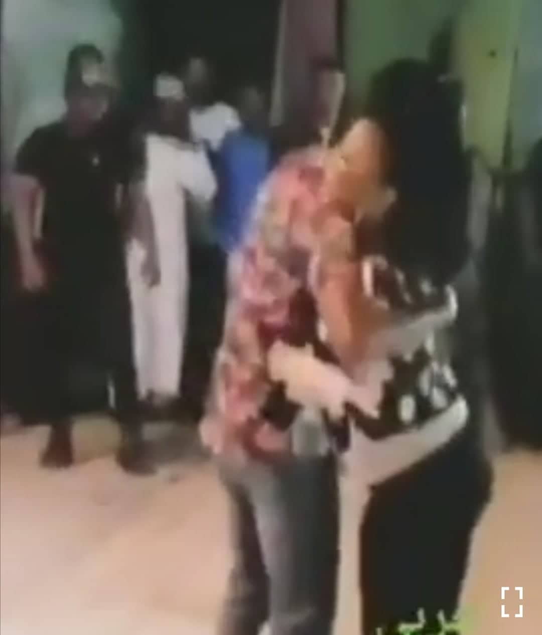 فنان وفنانة يتبادلان الاحضان