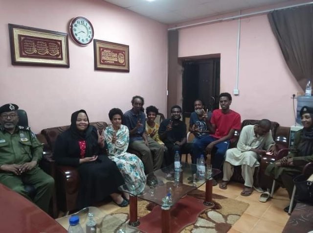 وزيرة الشباب (القحتي) صرحت للكاميرا بعد زيارة خاصة للناشطة (المسجونة) 10 مساجين