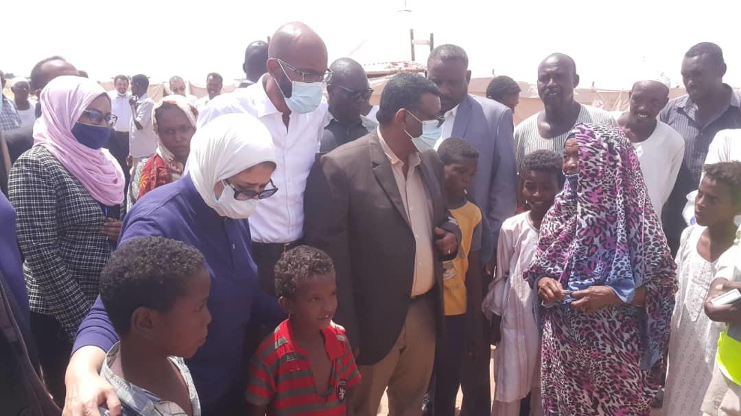 وزيرة الصحه المصرية تتفقد المتضررين من السيول بود رملى 10 مصر