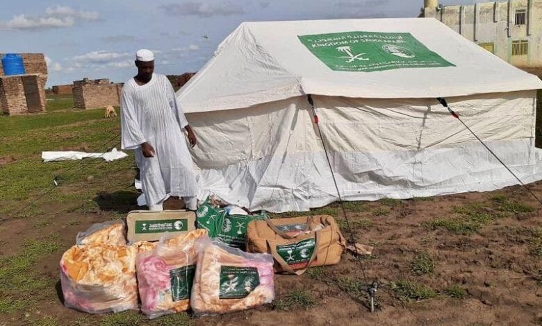 إرسال ما يزيد على ١٩٧ طنًا من المساعدات الإنسانية لمتضرري السيول في دولتي السودان وجنوب السودان 1 fef703e7 1b90 495d 9431 492bd404fdb4