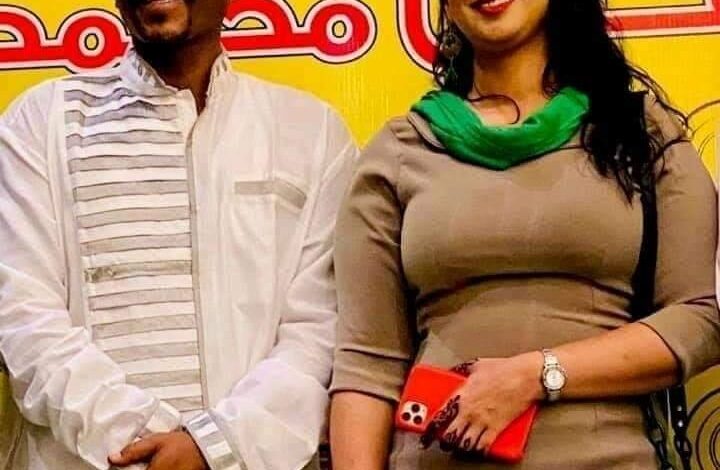 بالصور.. من هي الحسناء التي كانت تقف جوار الفنان ود النصري خلال مؤتمره الصحفي وبسببها أشتعلت السوشيال ميديا؟ تعرف عليها وعلى التفاصيل 1 النصري والحسناء