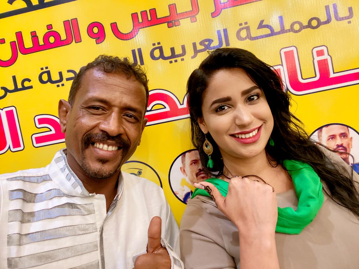 بالصور.. من هي الحسناء التي كانت تقف جوار الفنان ود النصري خلال مؤتمره الصحفي وبسببها أشتعلت السوشيال ميديا؟ تعرف عليها وعلى التفاصيل 2 النصري والحسناء2