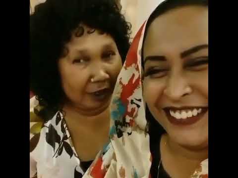 شاهد بالفيديو.. أميرة علي تواصل هوايتها في (تقبيل) النجوم..تلتقي الفنانة ريان الساتة وتمنحها (قبلة) قوية بعد (أحي يا لطيف) 1 اميرة علي وريان الساتة