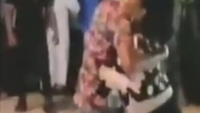 فنان وفنانة يتبادلان الاحضان