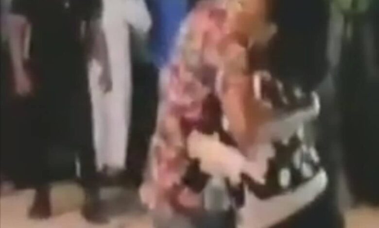 فنان وفنانة يتبادلان الاحضان