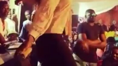 فنانة سودانية تشعل حفل بالرقص