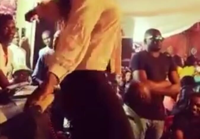 شاهد بالفيديو.. فنانة سودانية تشعل حفل خاص برقصات مثيرة للجدل..الرواد (يردمونها) بالتعليقات والرجال (يدعمونها) بالنقطة 1 فنانة سودانية تشعل حفل بالرقص