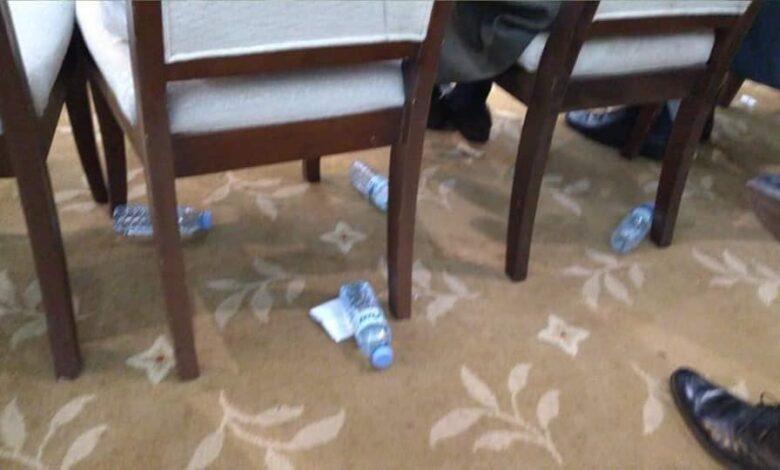 التعايشي يعلق على صور قاعة الصداقة: هذا المنظر يمثل إدانة أخلاقية وحضارية لسلوك معظم الطبقة المتعلمة في السودان 1 قوارير