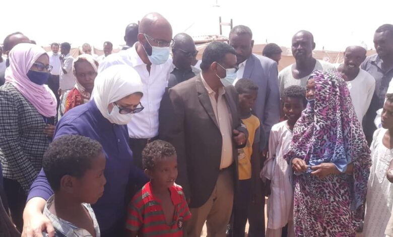 وزيرة الصحه المصرية تتفقد المتضررين من السيول بود رملى 1 مصر