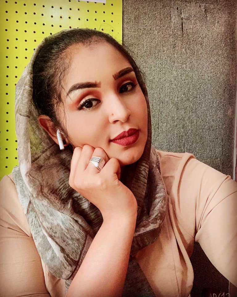 شاهد.. وزيرة القراية بالسودان تسحر الأسافير وتخطف الأضواء بصور جديدة ومتابعون يشيدون بإطلالتها الرائعة 3 وزيرة القراية جديد2