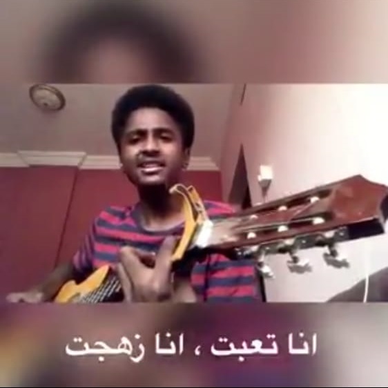 شاهد بالفيديو: شاب سوداني يعكس معاناة المواطن بأغنية (بلد كبيرة وحكومة زفته) 10 حكومة زفته