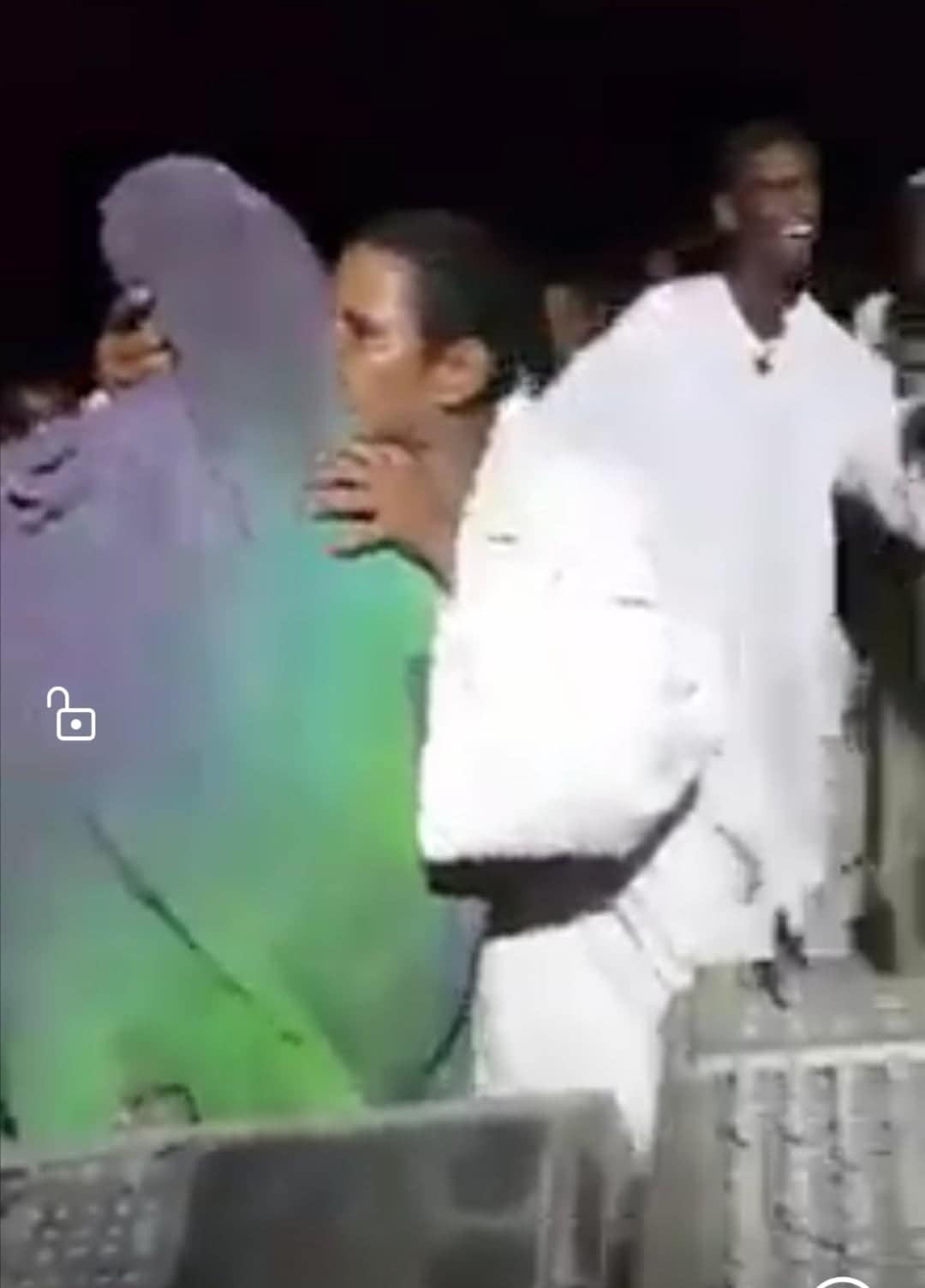 شاهد بالصورة والفيديو.. فنانة سودانية تتلقى (قبلة) مباغتة من رجل تغنت باسمه أثناء الحفل 10 فنانة تتلقى قبلة مباغتة