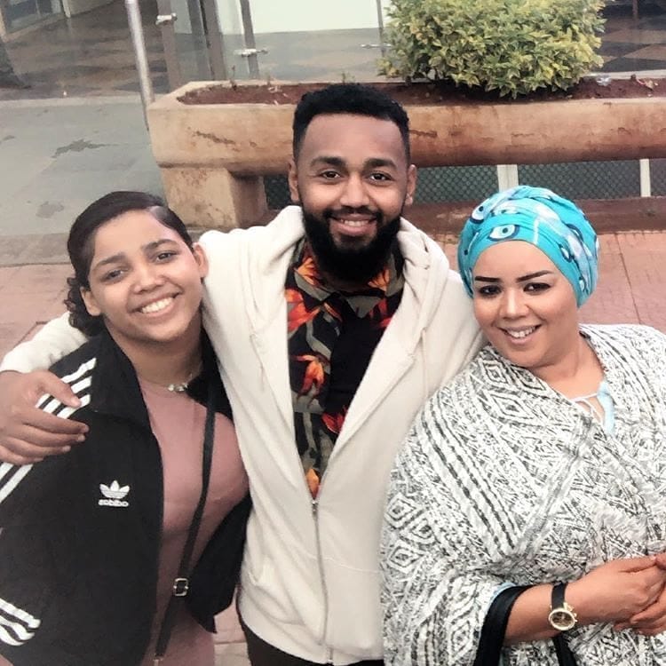 شاهد بالفيديو.. إبنة الفنانة ندى القلعة "ود" تظهر مع الدتها في بث مباشر وتسحب البساط منها بجمالها وأناقتها ومتابعون: (أجمل من القلعة 100 مرة) 10 ندى القلعة وابنائها