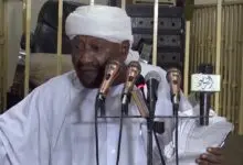 شاهد بالفيديو.. الشيخ محمد مصطفى عبد القادر: (راجل كبير يشجع الهلال يجيك راجع بالسروال يقول ليك دقونا المريخاب.. أنت الوداك ليهم شنو؟) 9 13147287