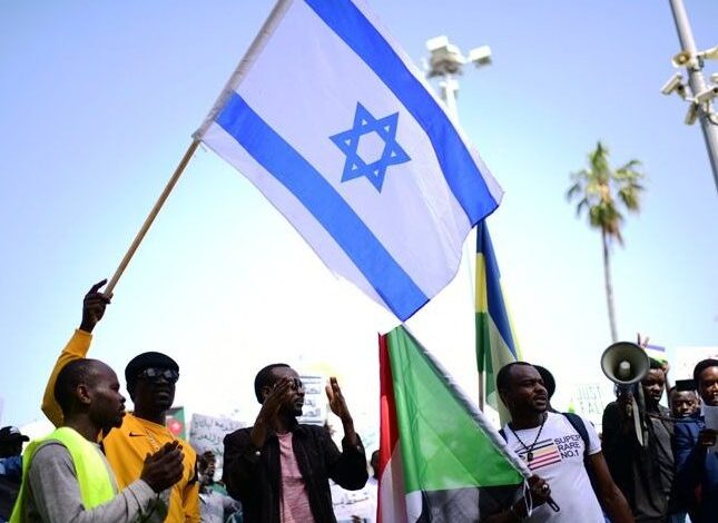 “لكسر الحواجز النفسية”.. وفد سوداني من 40 شخصًا يزور إسرائيل قريبًا 1 d428f655 5580 4d40 a9bf e6cee00d8534 645x483 1