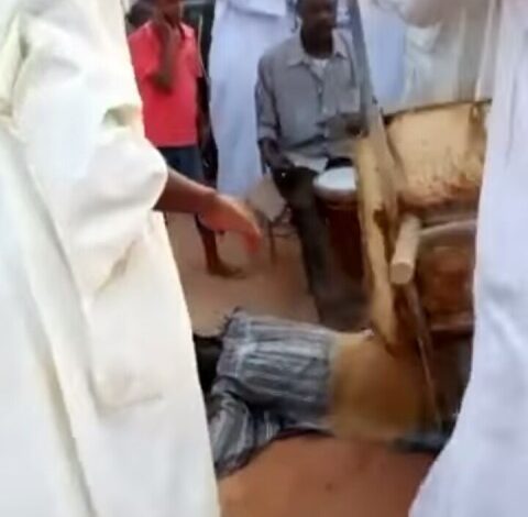 شاهد بالفيديو: وتتوالى الإختراعات.. رقصة (أدفني وأنا حى) تثير ضجة على منصات صفحات التواصل 1 ادفني