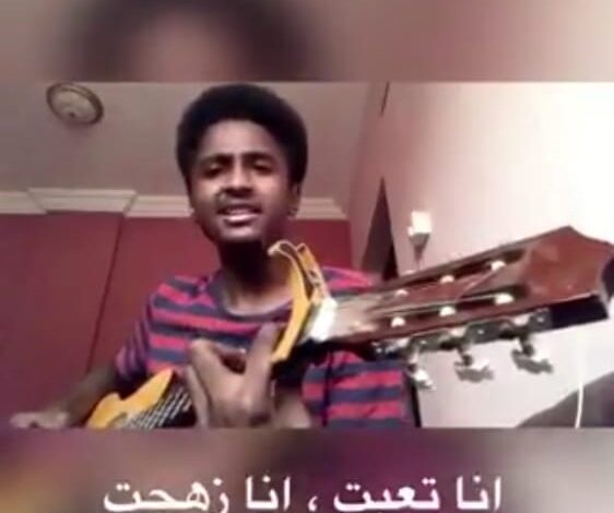 شاهد بالفيديو: شاب سوداني يعكس معاناة المواطن بأغنية (بلد كبيرة وحكومة زفته) 1 حكومة زفته