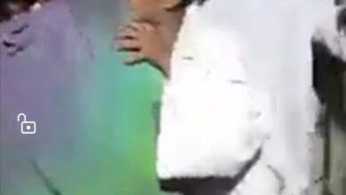 فنانة تتلقى قبلة مباغتة