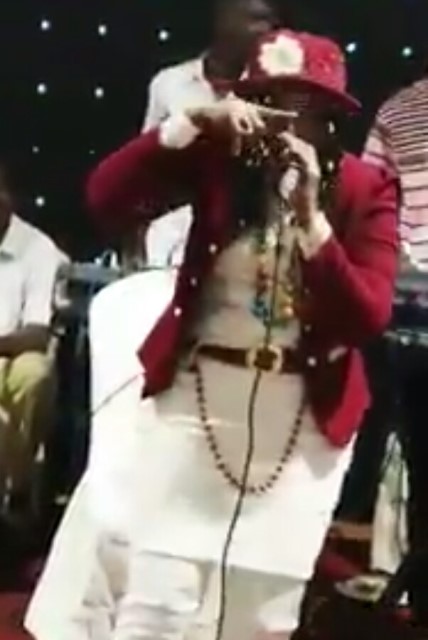 شاهد بالفيديو: مطربة سودانية تشعل مواقع التواصل (الصوت ندى القلعة واللبس النور الجيلاني والحركات صلاح ولي) 10 مطربة