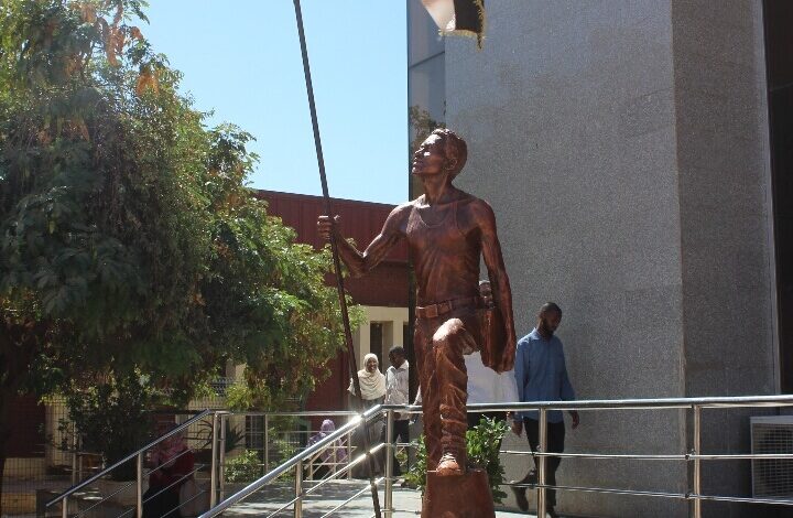 نصب تذكاري بجامعة السودان يجسد ثورة ديسمبر المجيدة 1 تمثال