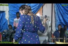 شاهد بالفيديو.. فنانة سودانية شهيرة تقدم فاصل من الرقص مع شقيقتها خلال حفل خاص ومتابعون (أختك رقاصة ونار الضلع) 10 رقص