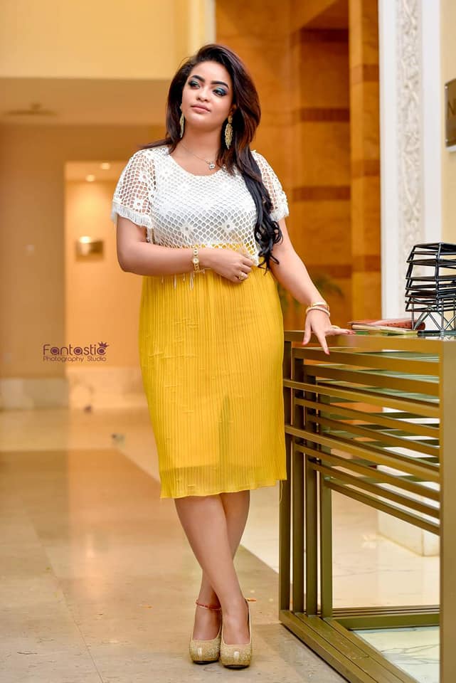 شاهد بالصورة.. الإعلامية هبة الجندي تواصل ارتداء الأزياء القصيرة وتكشف عن "ساقيها" مجدداً خلال عرض أزياء وتشعل السوشيال ميديا 2 هبة الجندي تكشف عن ساقيها