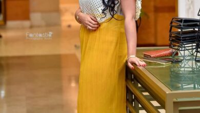 هبة الجندي تكشف عن ساقيها2