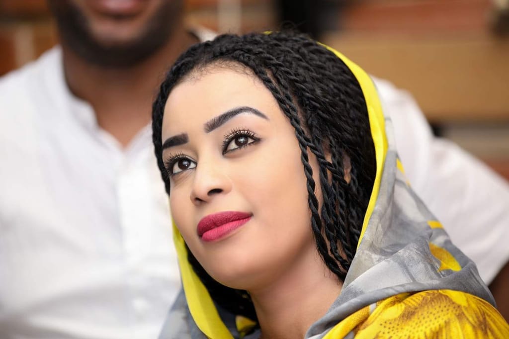 شاهد بالفيديو.. وسط احتشادات كبيرة وحراسة أمنية غير مسبوقة..الفنانة السودانية إيمان الشريف تغني في الدوحة وتصعد المسرح على طريقة وزير الدفاع 10 ايمان الشريف