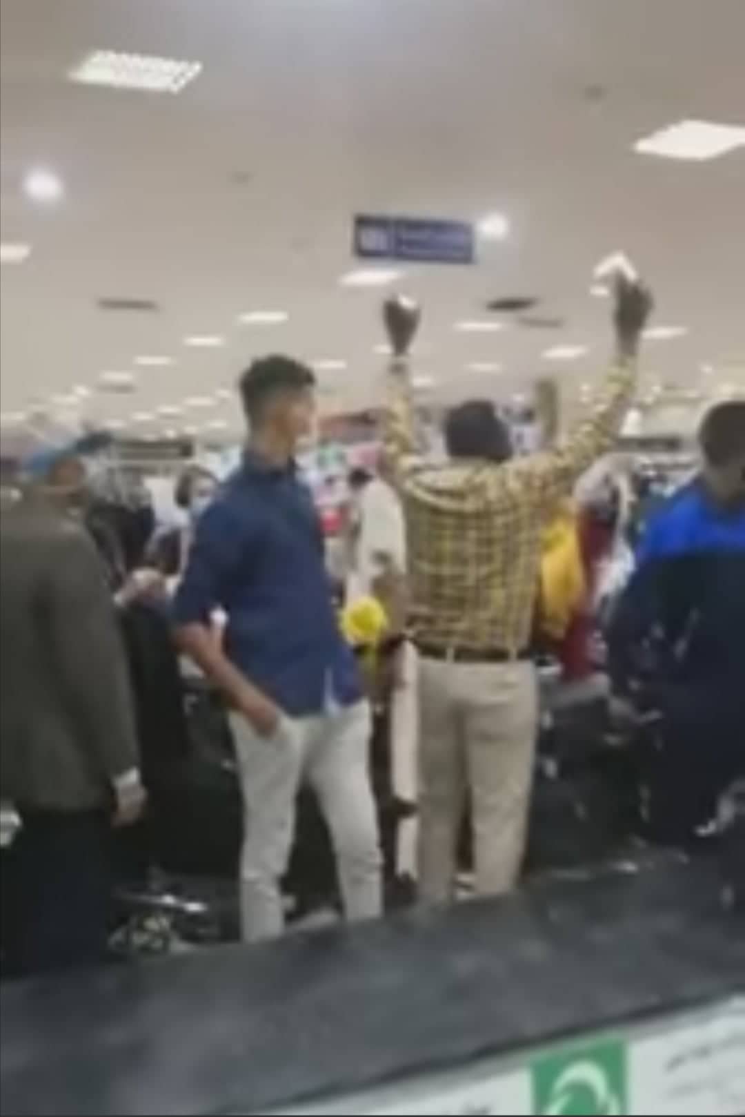 شاهد بالفيديو والصورة.. فضيحة بجلاجل داخل مطار الخرطوم.. مسافرون يتفاجئون بوصول حقائبهم مفتوحة ومسروقة والغضب يجتاح مواقع التواصل 10 فضيحة مطار الخرطوم