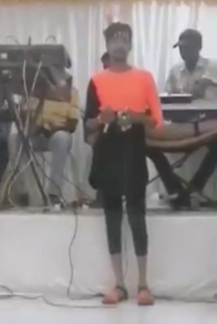 شاهد بالفيديو: مطرب سوداني يدهش الجمهور ويظهر بأزياء شاذة وغريبة تغضب رواد مواقع التواصل 10 فنان شاذ